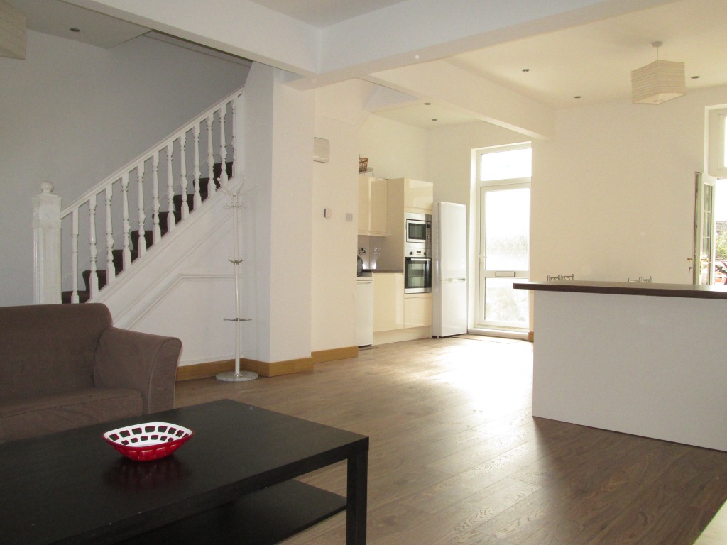 Well-presented 4 bedroom house to let in Leyton, London E10.